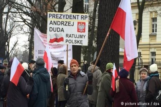 Коментар: Президент Польщі йде проти течії партії