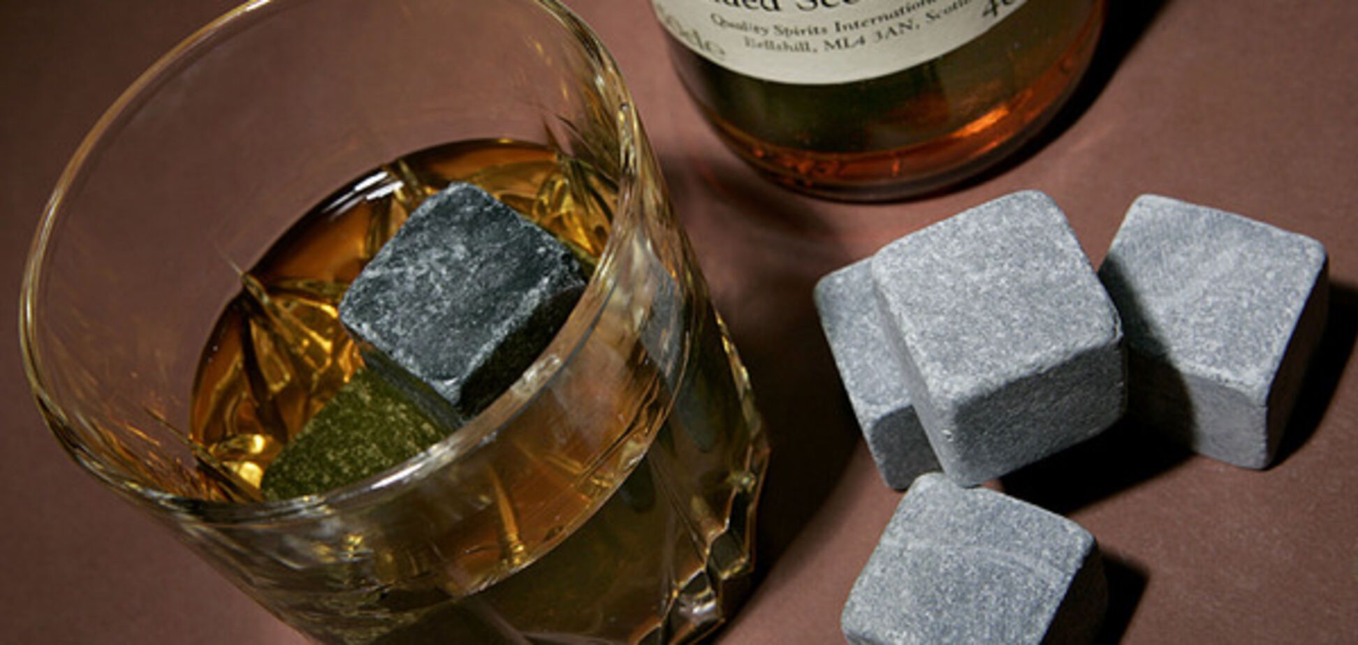 Камни для виски: что это и как их использовать – рассказывает Алкомаг