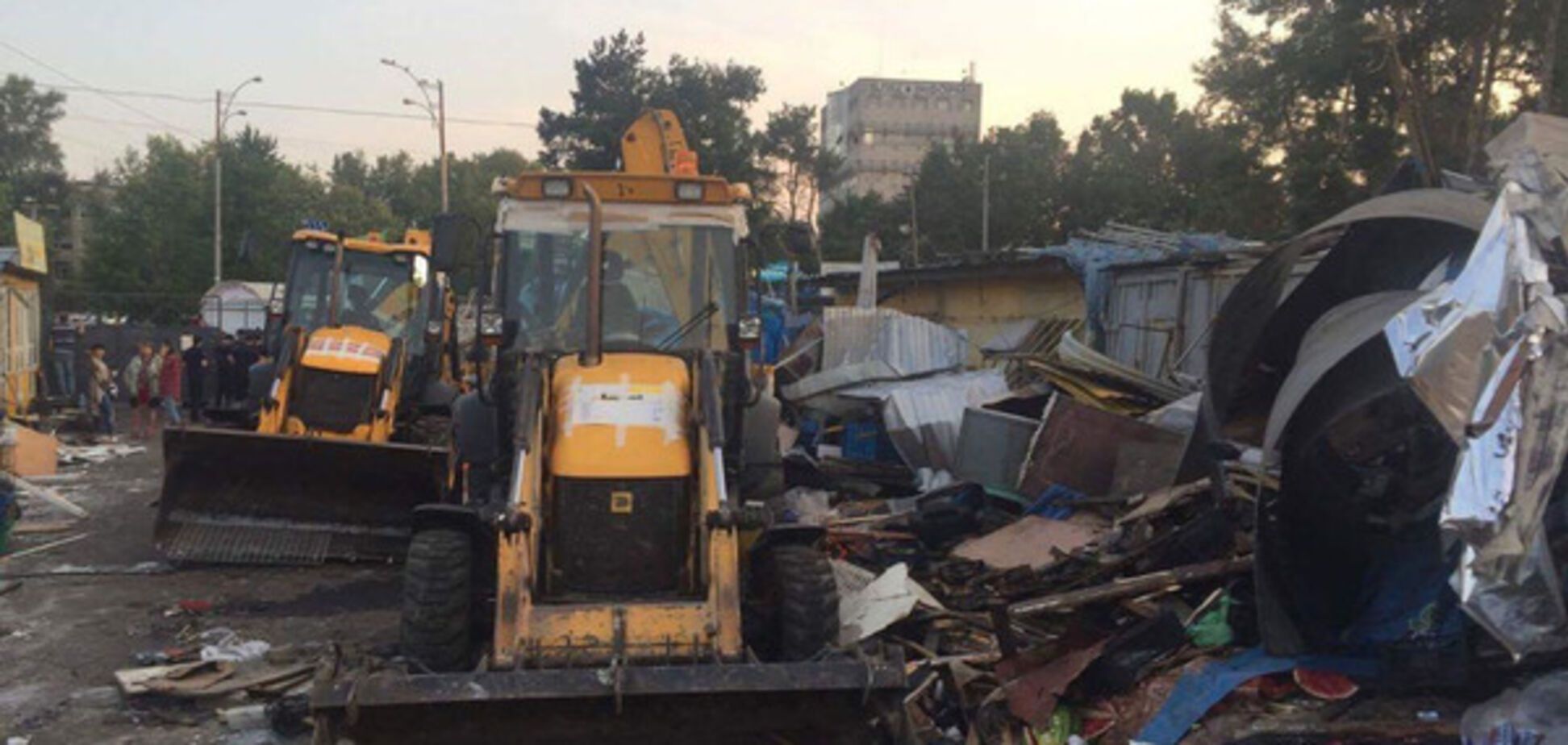 Товар забрали с собой: в Киеве стерли с лица земли рынок. Фото и видео погрома