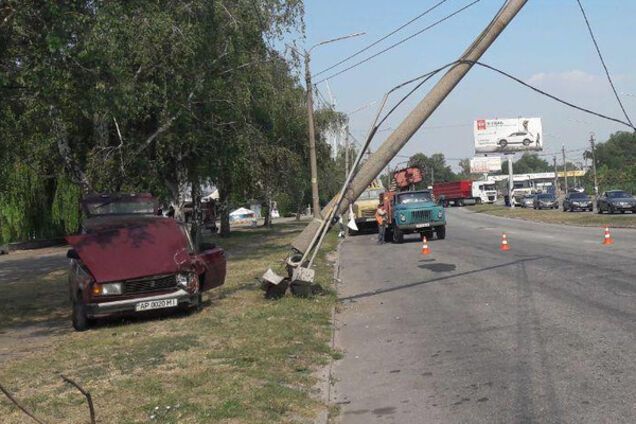 На запорожской набережной автомобиль на полной скорости въехал в столб
