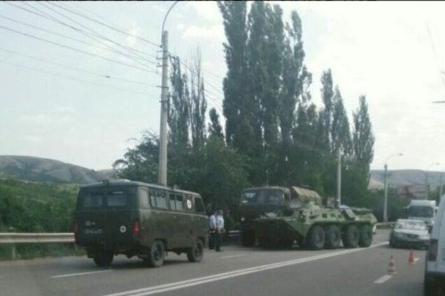 На трассе Симферополь-Алушта столкнулись военный КамАЗ и БТР оккупантов
