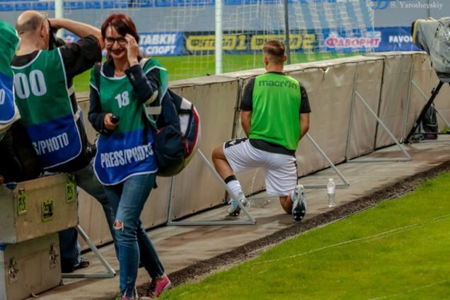 Совсем страх потерял: футболист греческого клуба сходил в туалет за воротами во время матча Лиги Европы в Киеве - фотофакт