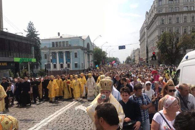 Киевский патриархат вывел на крестный ход тысячи верующих: появились фото и видео