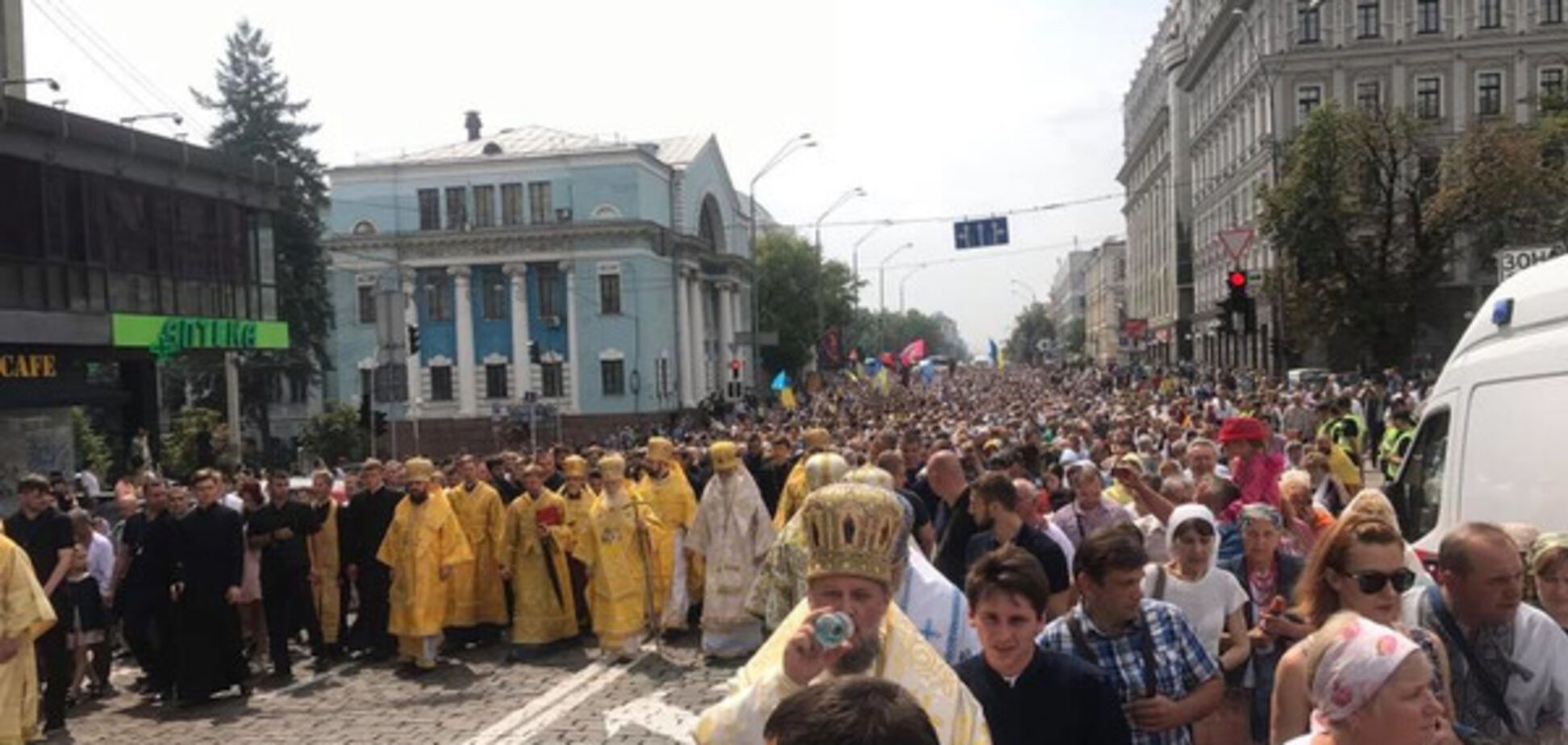 Киевский патриархат вывел на крестный ход тысячи верующих: появились фото и видео