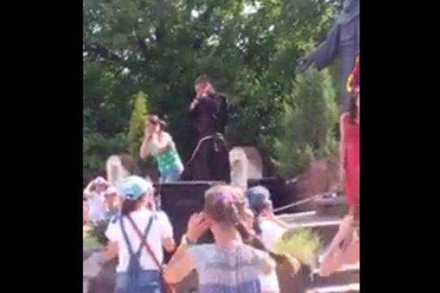 Танцующий священник