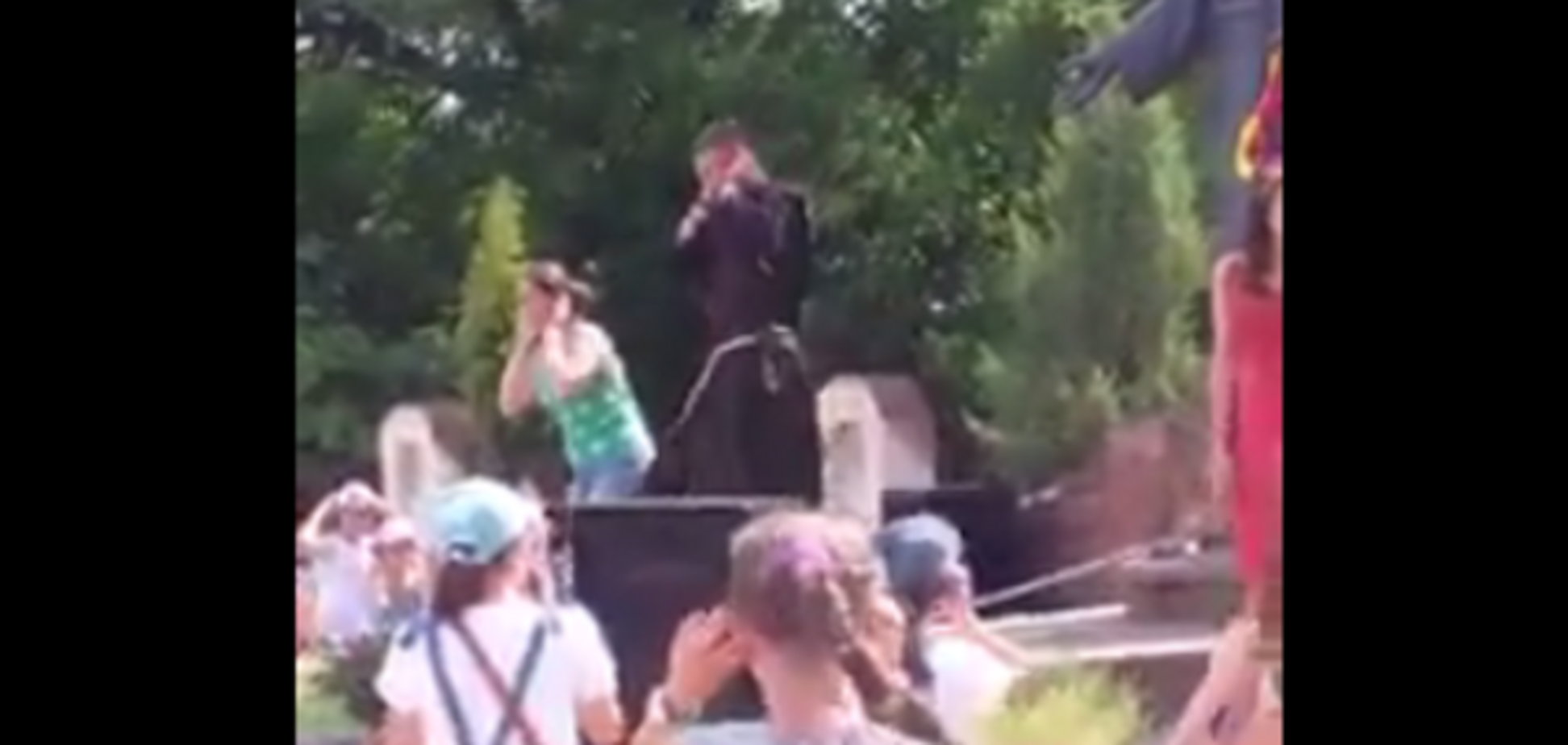 Танцующий священник