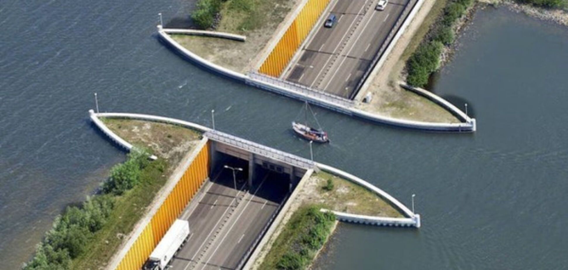 У Голландії побудували водний міст, який ламає всі закони фізики