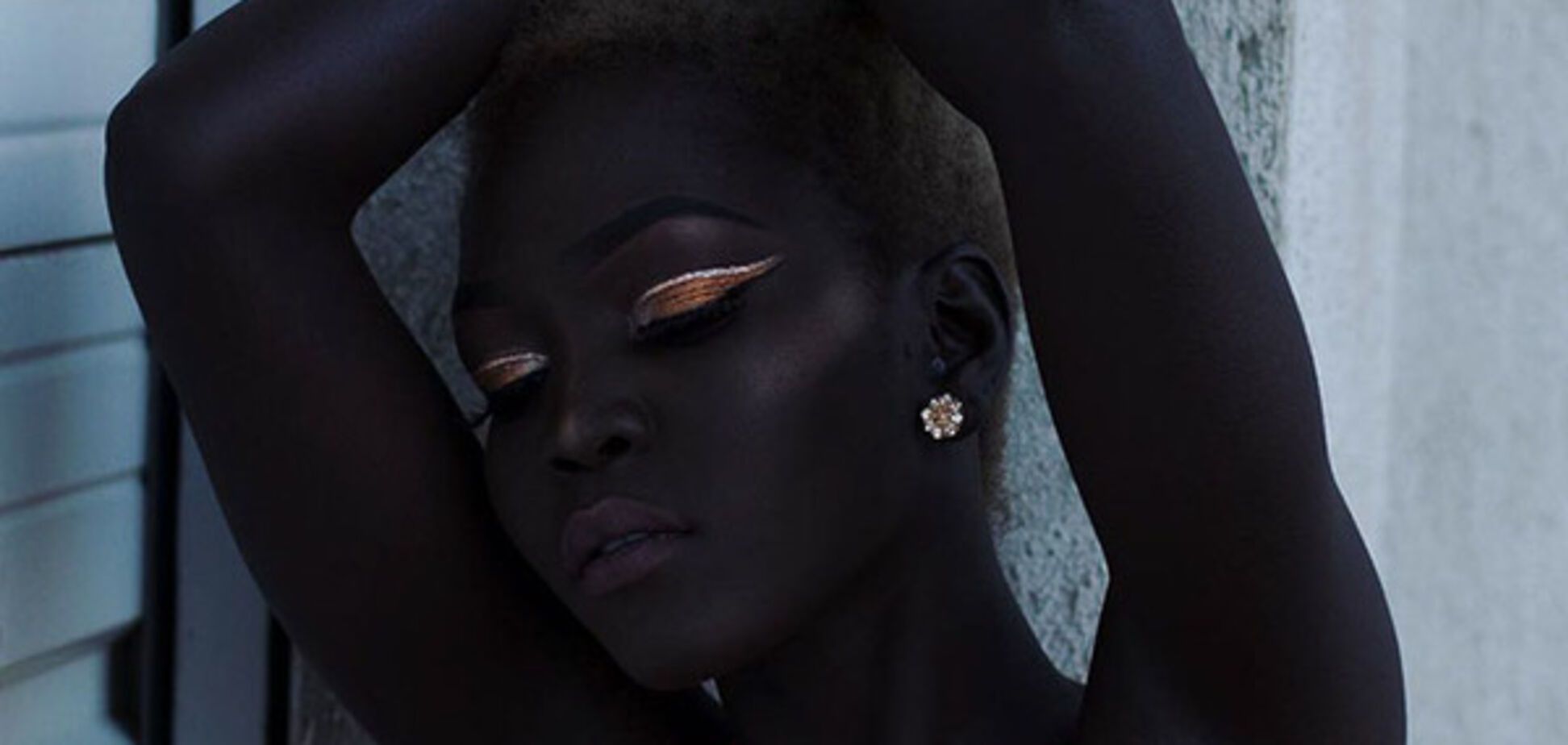 Королева темряви: інтернет підкорює фотомодель із неймовірним кольором шкіри 