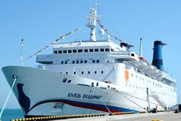 'Когда это позорище затонет?' В сети высмеяли скандальный российский теплоход