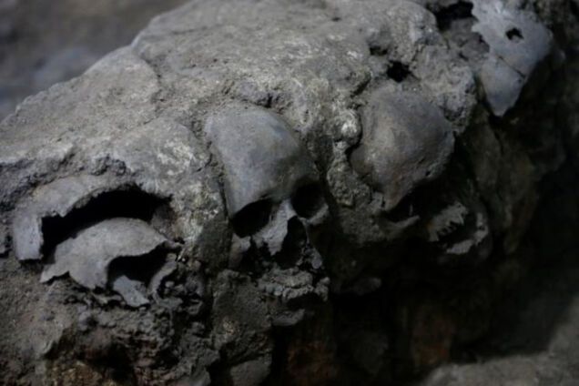 Вчені в шоці: в Мексиці виявлена зловісна піраміда з людських черепів