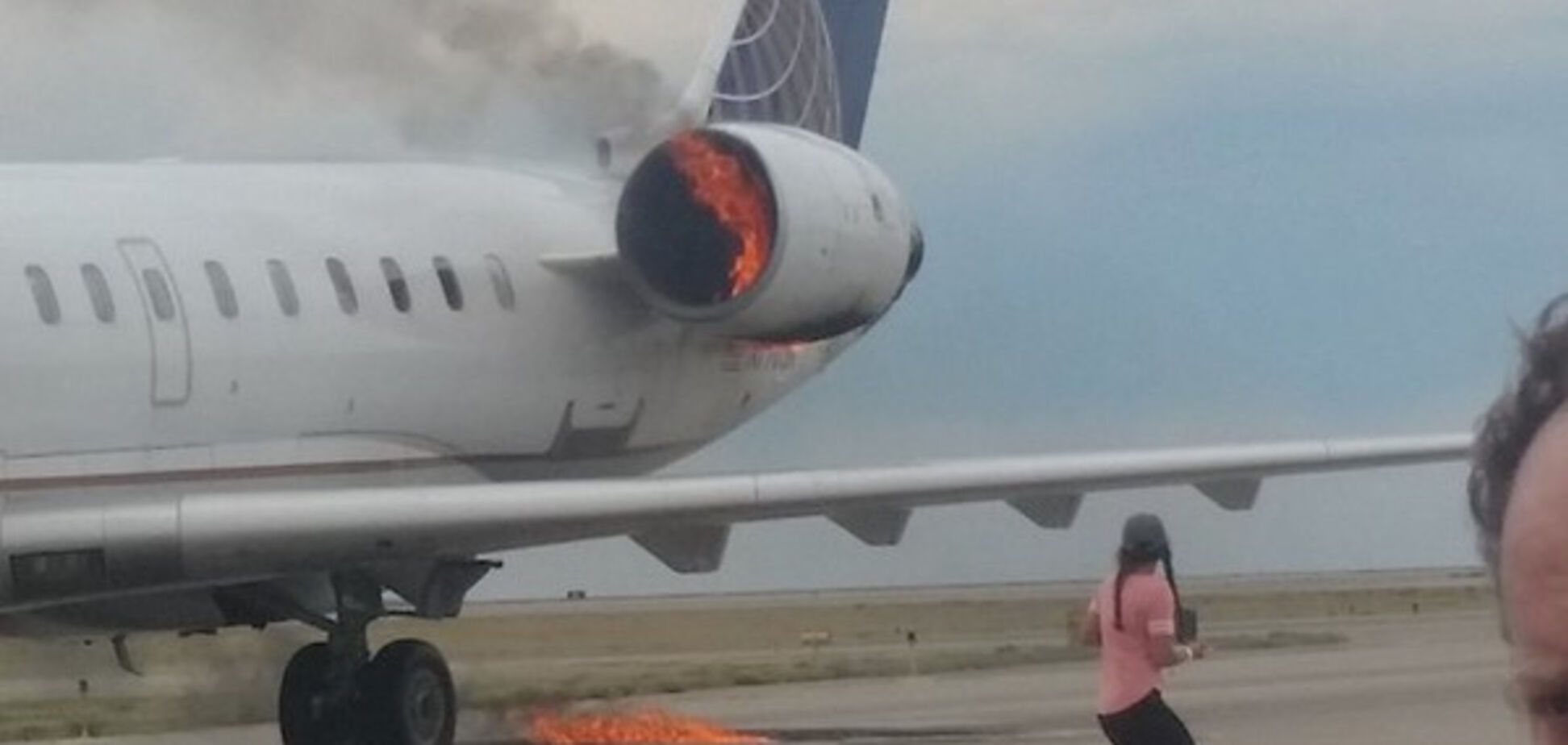 В аэропорту США сел горящий пассажирский самолет: появились фото 