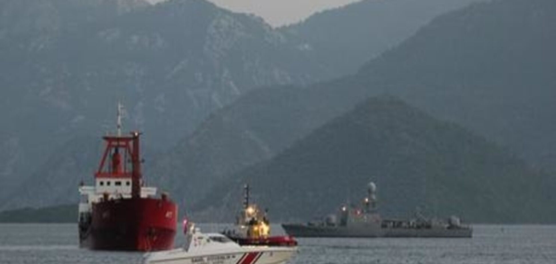 'Попереджувальні постріли' грецької поліції у турецький корабель викликали обурення Анкари
