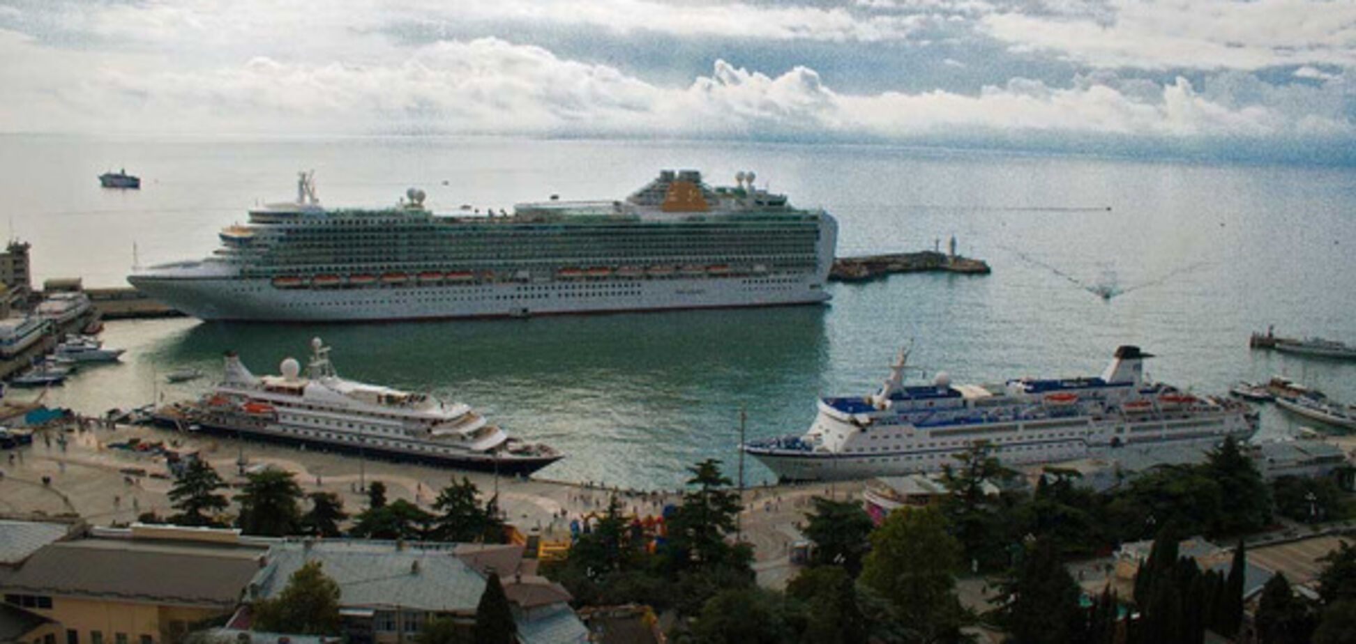 лайнер в Ялте в 2013-ом году