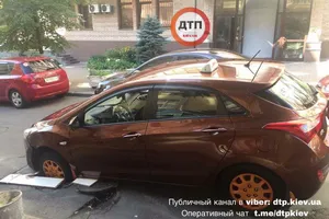 Обвал асфальта в Киеве