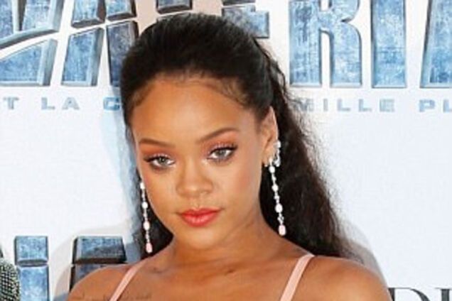 Выглядит сенсационно! Образ кудряшки РиРи привел критиков в полнейший восторг