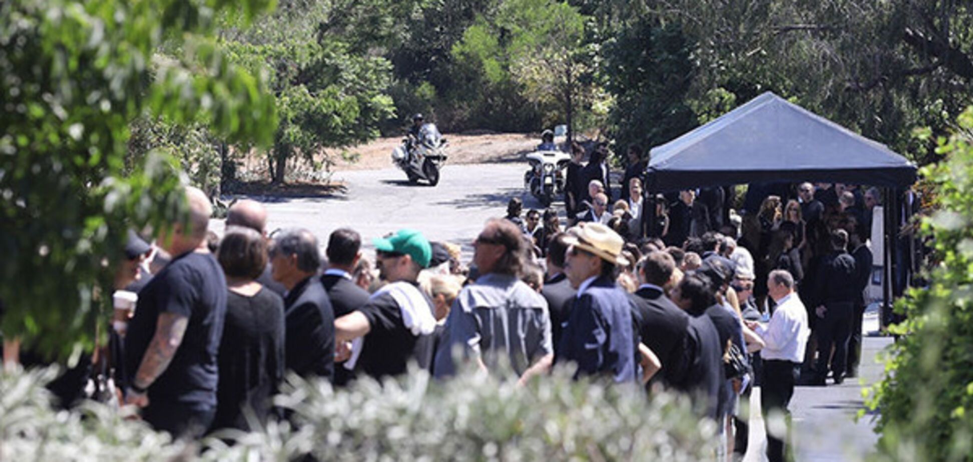 Где тайно похоронили Честера Беннингтона