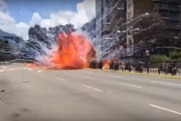 'Майдан' у Венесуелі: з'явилося відео підриву поліцейської колони