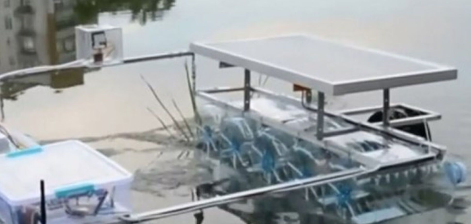 Украинец создал робота, который умеет чистить реки и озера