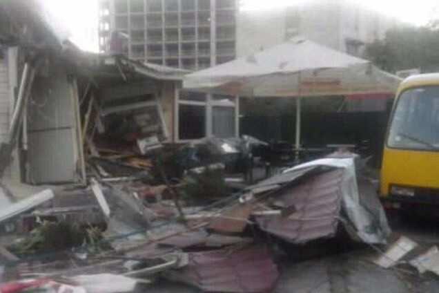 В Киеве снесли фастфуд