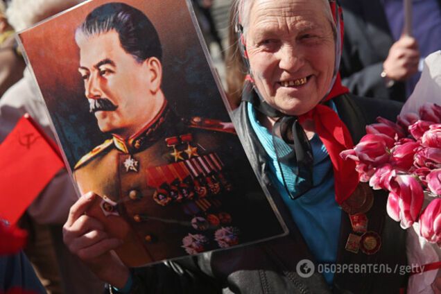жінка, портрет Сталіна, Москва, 70 років перемоги у Другій світовій
