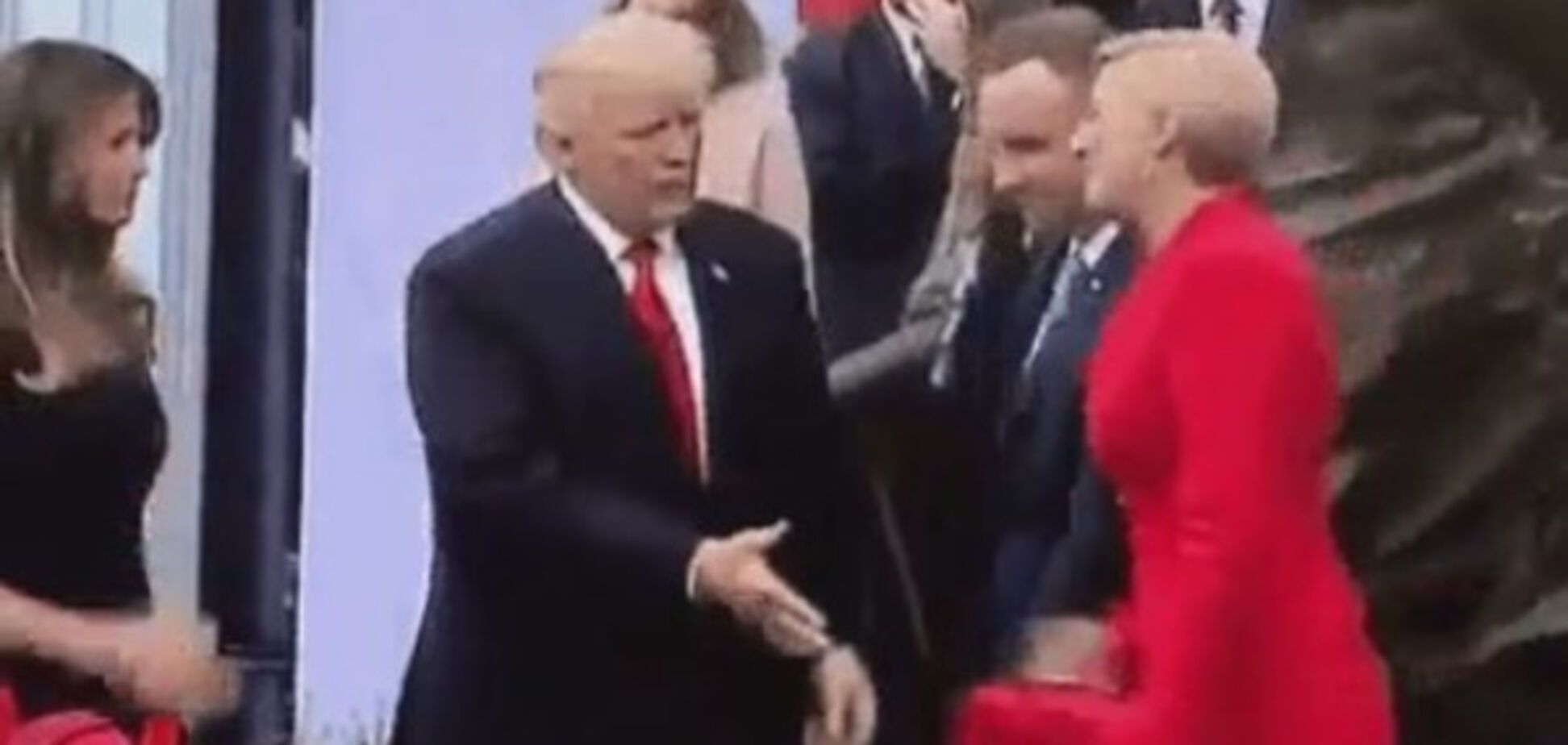 Трамп и рукопожатие