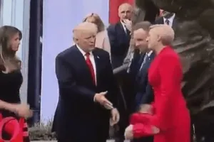 Трамп и рукопожатие