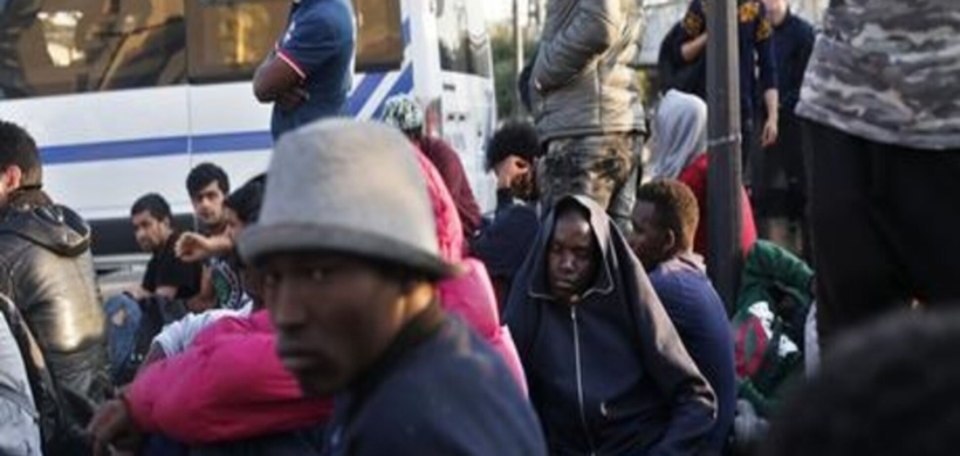 У Парижі поліція виселила зі стихійного табору майже три тисячі мігрантів