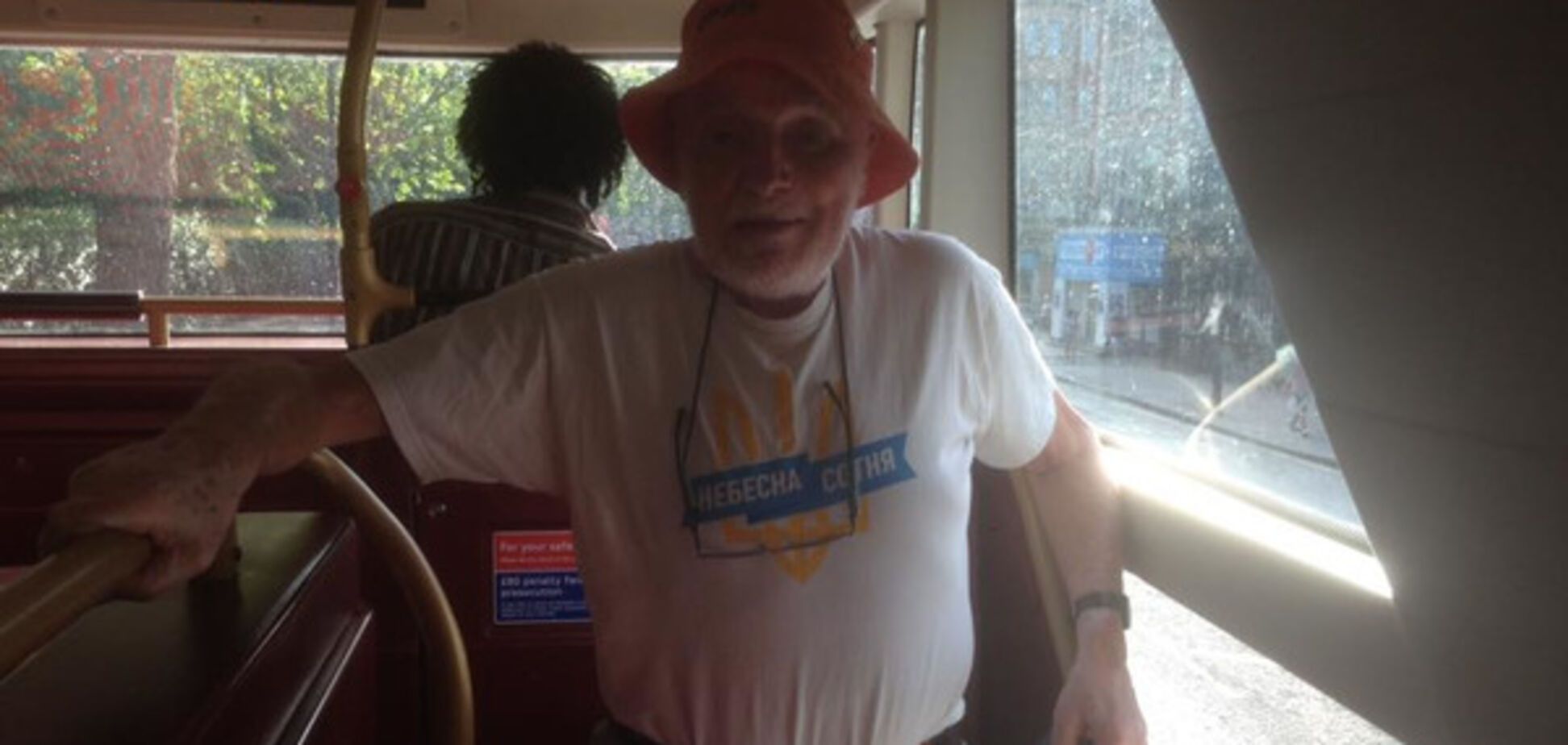 Лондон наш! Дедушка в проукраинской футболке растрогал сеть