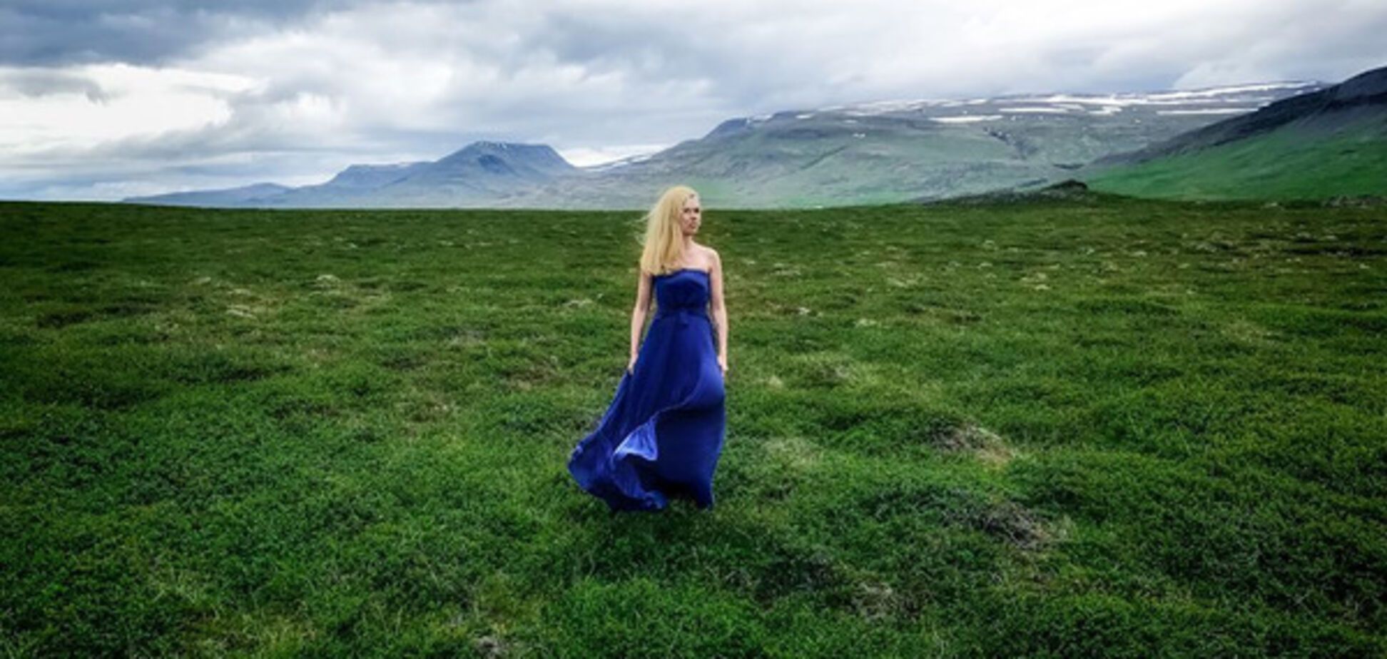 Ярослава Гресь, синее платье