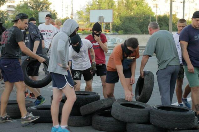 В Киеве титушки в масках перекрыли дорогу: появились подробности и видео