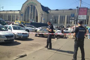 В Киеве возле вокзала неизвестные открыли стрельбу, есть раненые
