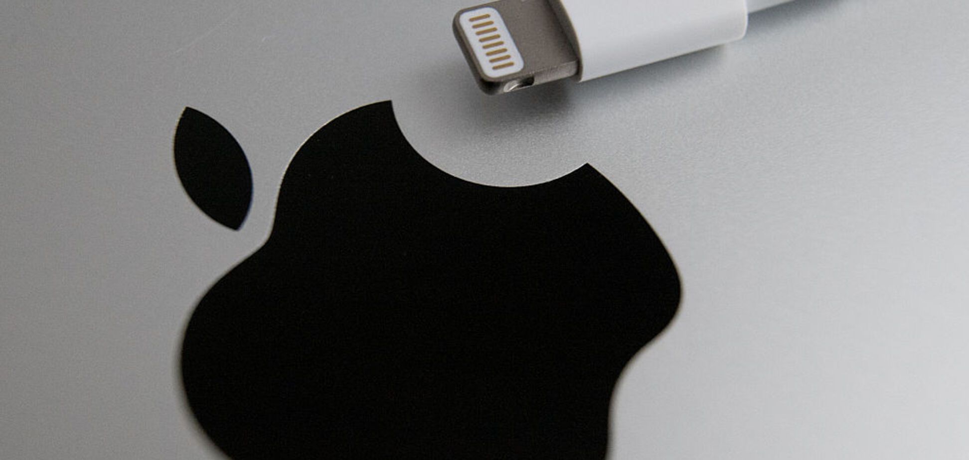 Apple випустить одразу три нових iPhone зі скляною кришкою: фото новинок