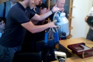 "Доите олигархов, а не народ": активисты сделали ФГУ оригинальный подарок