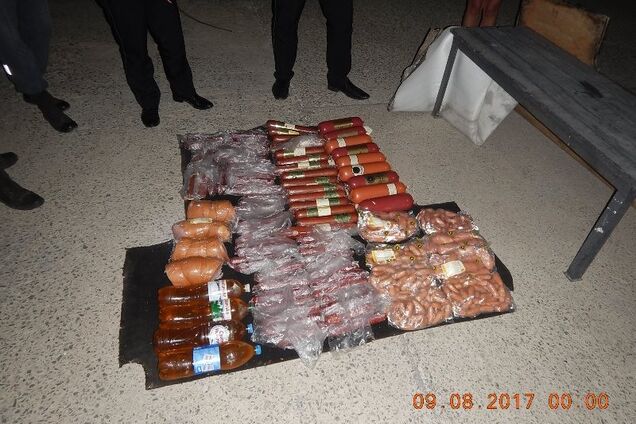 Везли из 'голодающей' Украины: на админгранице Крыма задержали начиненное колбасой авто