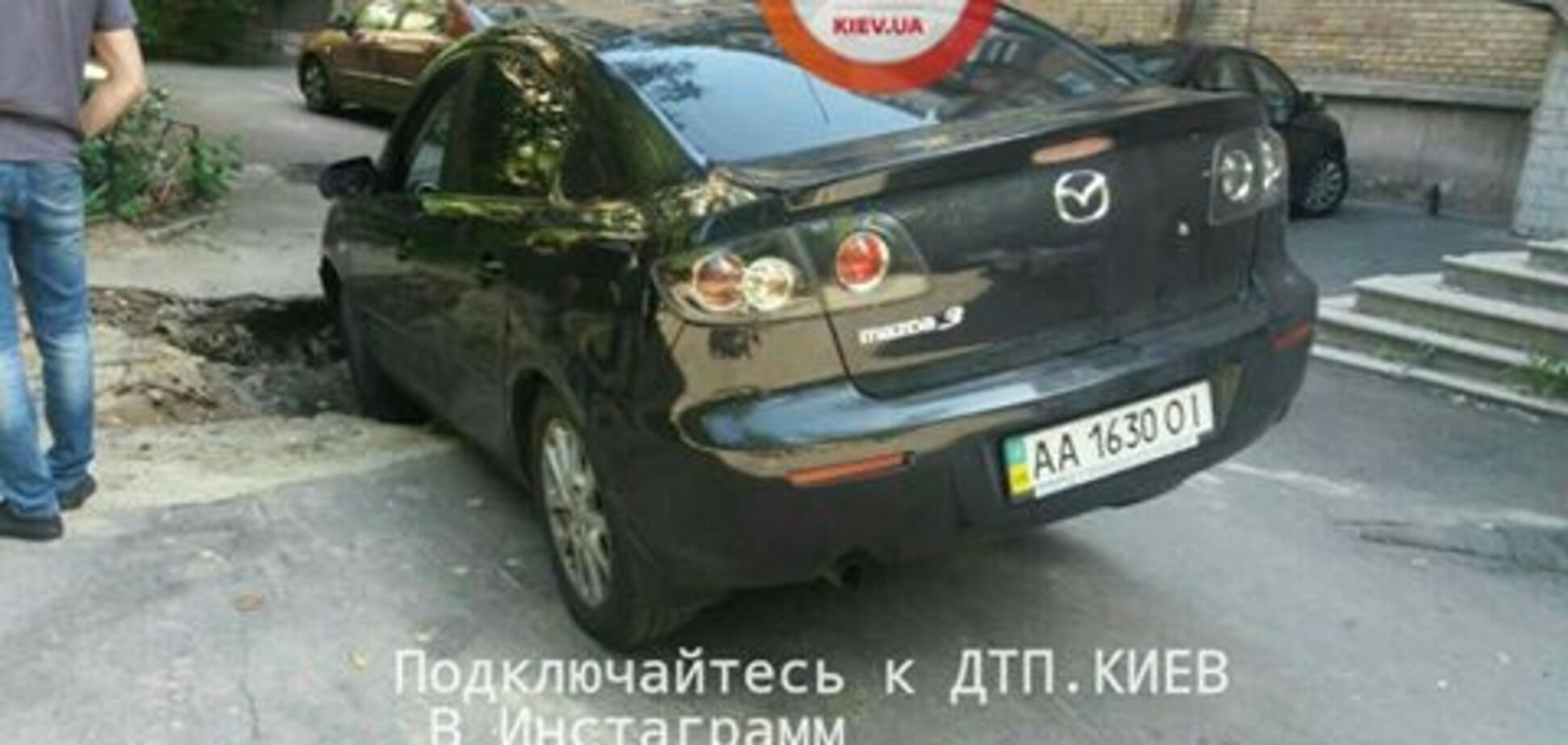 'Упала в окоп': в Киеве под машиной разверзся асфальт. Фотофакт