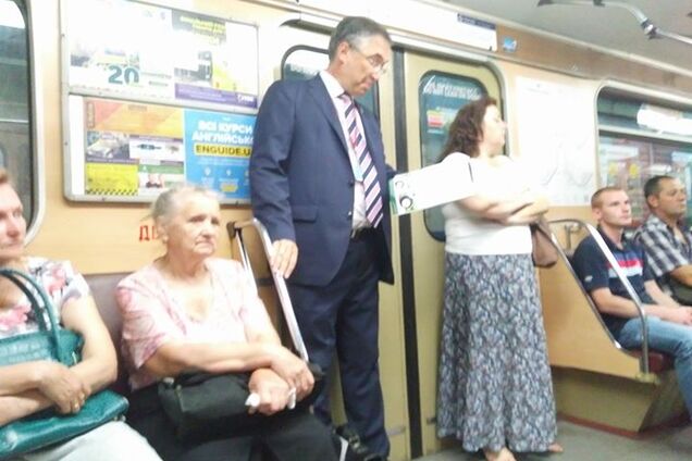 'Отважный человек': в Киеве в метро засекли известного дипломата