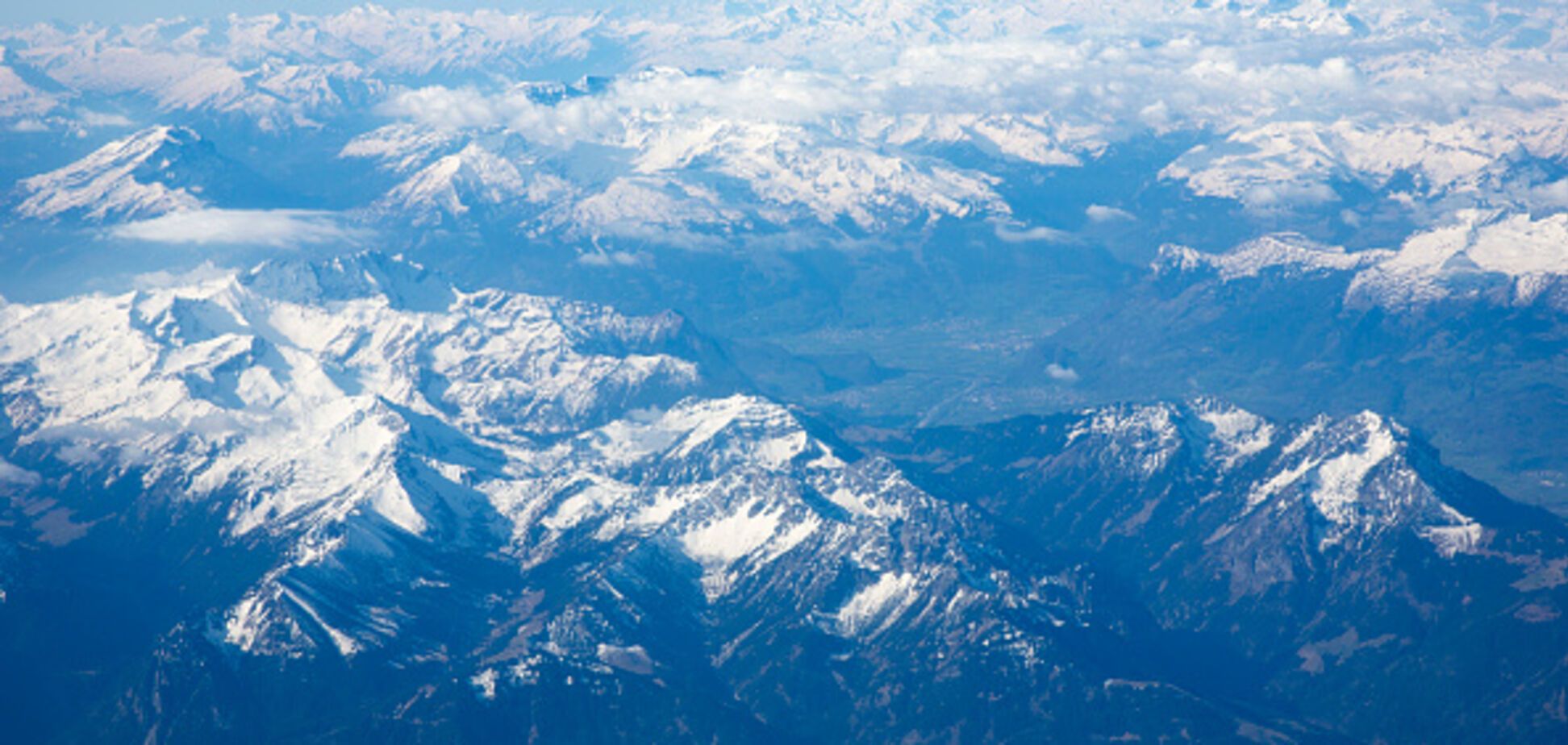 Швейцарию завалило снегом посреди лета: опубликованы фото