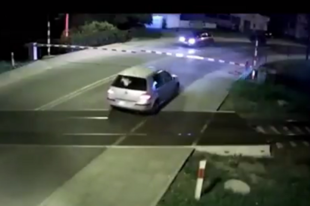 Жуткие кадры чуда: в сети показали, как в Польше авто еле проскочило перед несущимся поездом