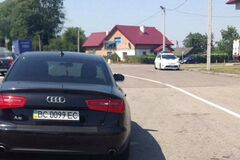 На Львовщине патрульные поймали пьяного нардепа на Audi: опубликовано фото