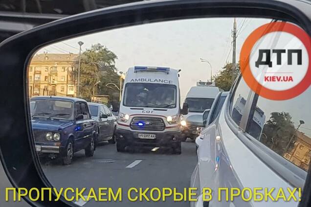 'Свершилось чудо': сеть в восторге от водителей, создавших коридор для 'скорой'