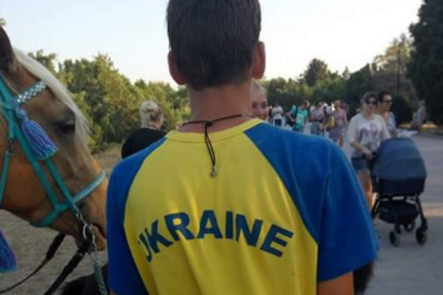'Наші в місті': мережа в захваті від хлопця в футболці Ukraine в центрі Севастополя