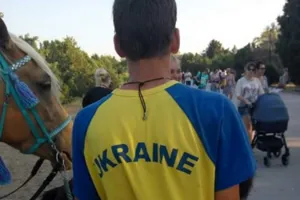 "Наши в городе": сеть в восторге от парня в футболке Ukraine в центре Севастополя