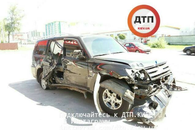 В метре от коляски с ребенком: на Киевщине водитель под наркотиками снес 30 метров ограждения