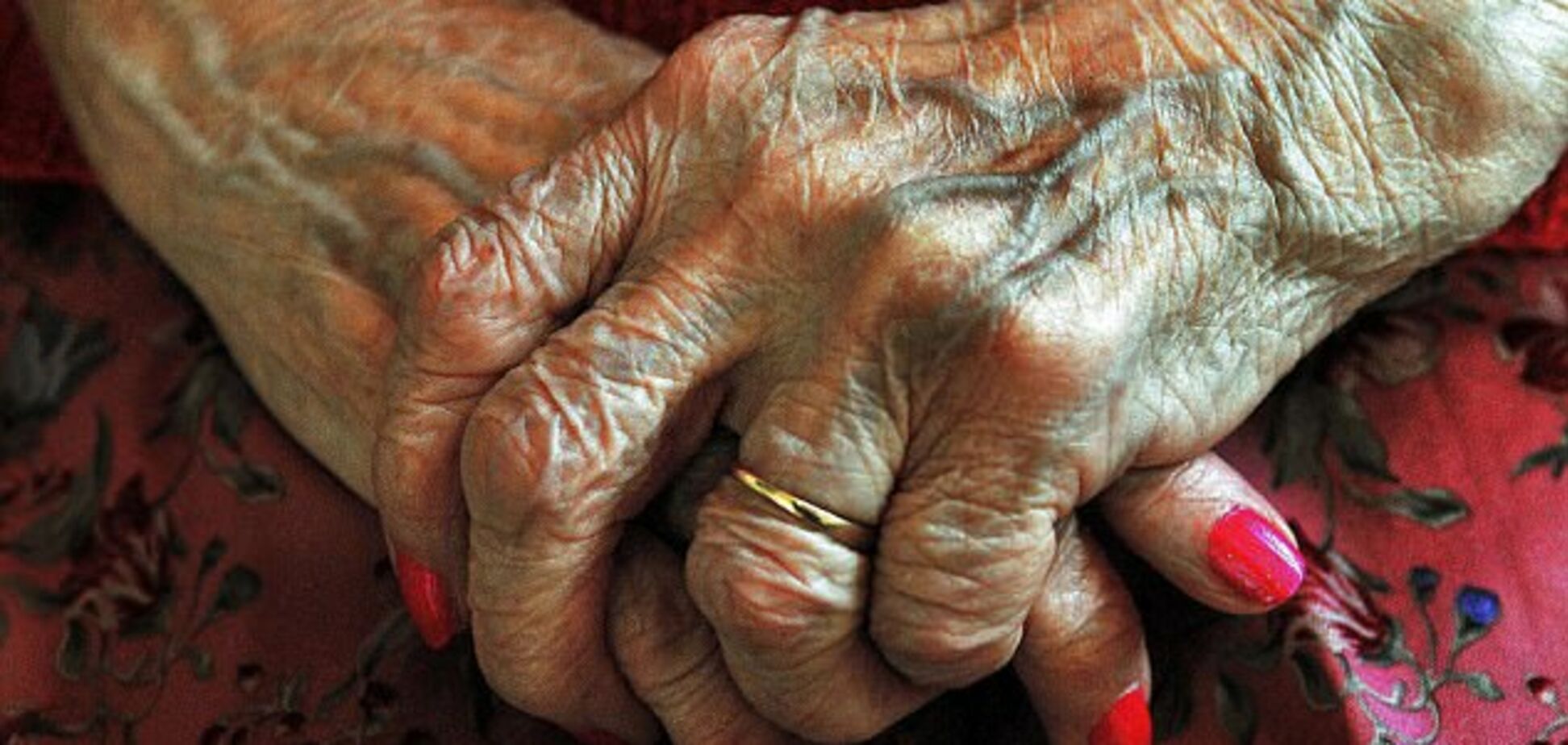 'Поцеловались и попрощались': пенсионеры добились двойной эвтаназии и умерли в один день