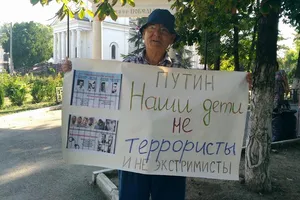 В Крыму оккупанты задержали пятерых пенсионеров за плакаты, адресованные Путину