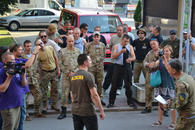 У Луцьку бійці АТО вийшли на протест проти свавілля УКРОПівських тітушок: з’явились фото