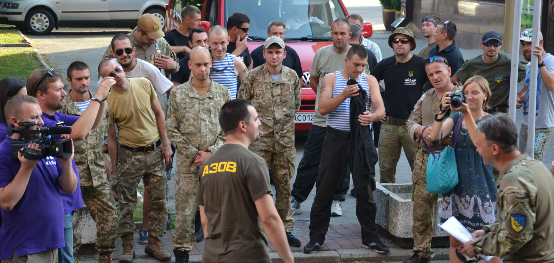 У Луцьку бійці АТО вийшли на протест проти свавілля УКРОПівських тітушок: з’явились фото