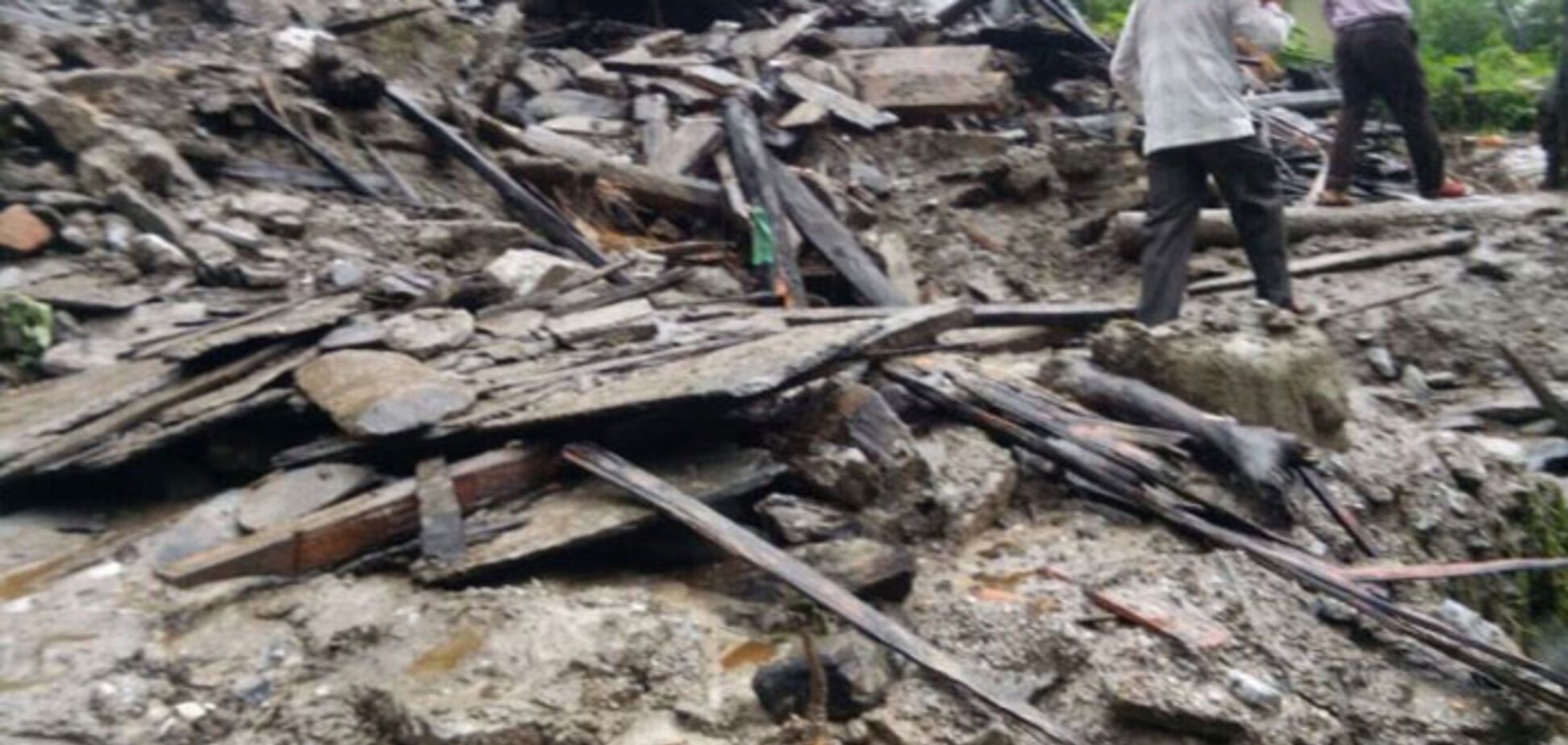 В Индии оползень похоронил несколько десятков человек: фото