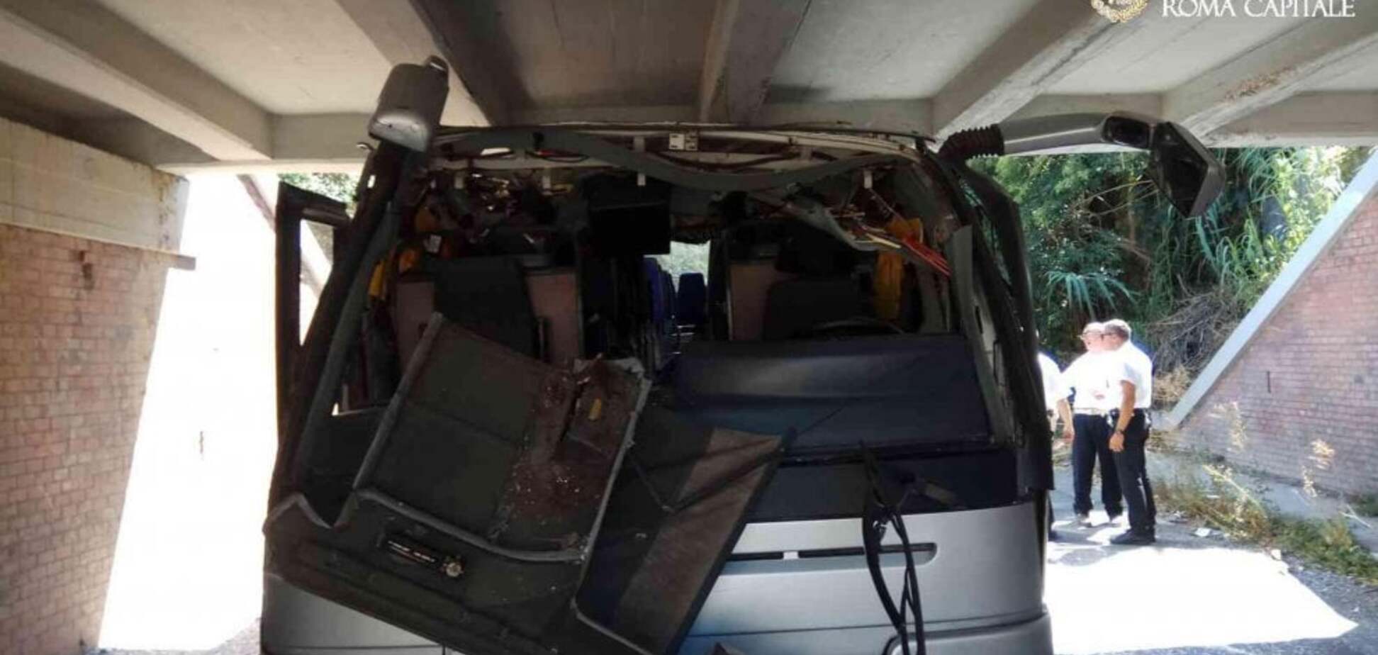 В Италии туристический автобус протаранил мост: пострадали около 20 человек – фотофакт