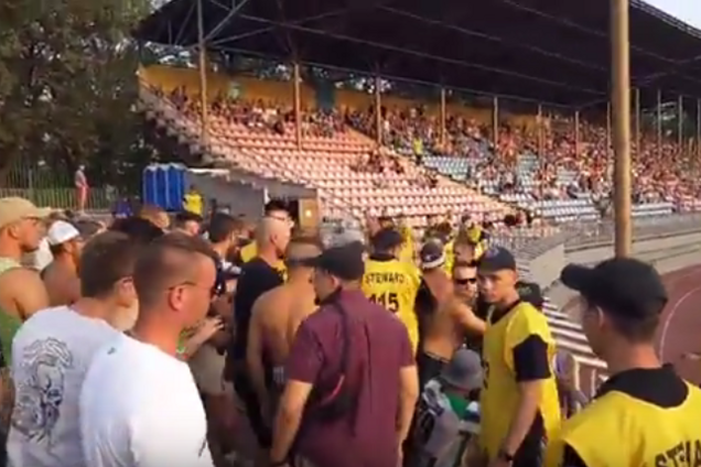 Через російський прапор: фанати 'Карпат' побилися зі стюардами під час матчу